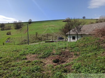 Veľký stavebný pozemok (1 ha) s vidieckym domom v tichej l - 14