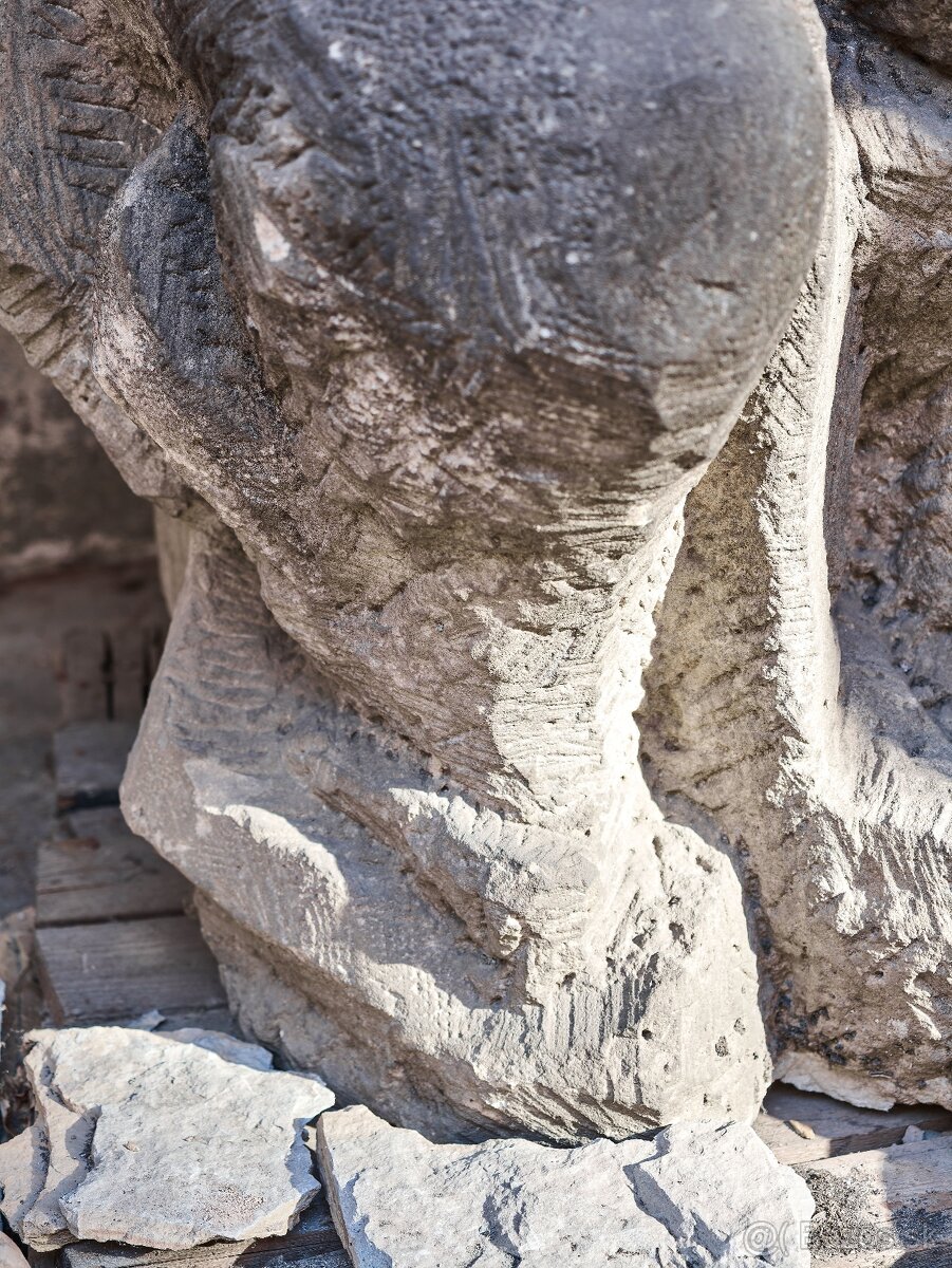 Obrie pieskovcové súsošie „Matka s dieťaťom” z obdobia prvej - 15