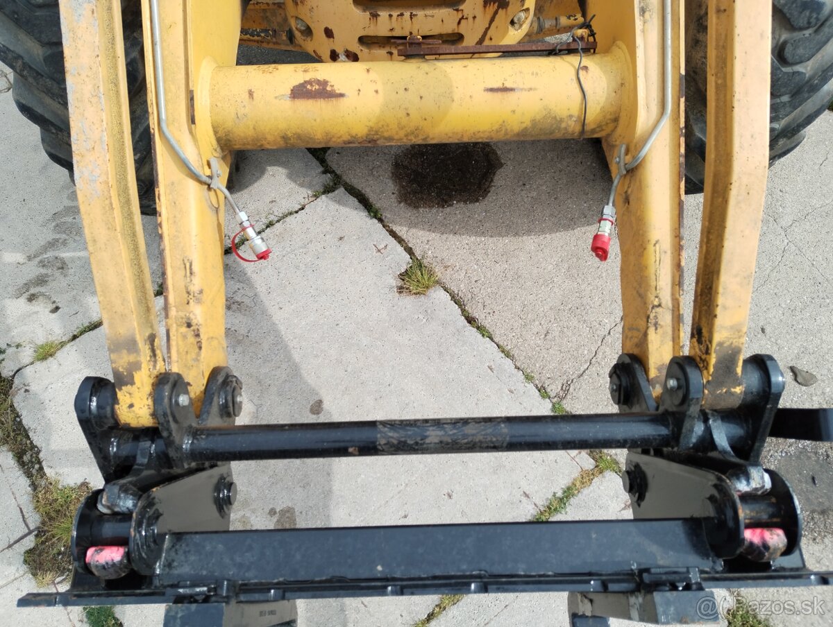 rýchloupínač a paletovacie vidly na traktorbáger komatsu WB - 15