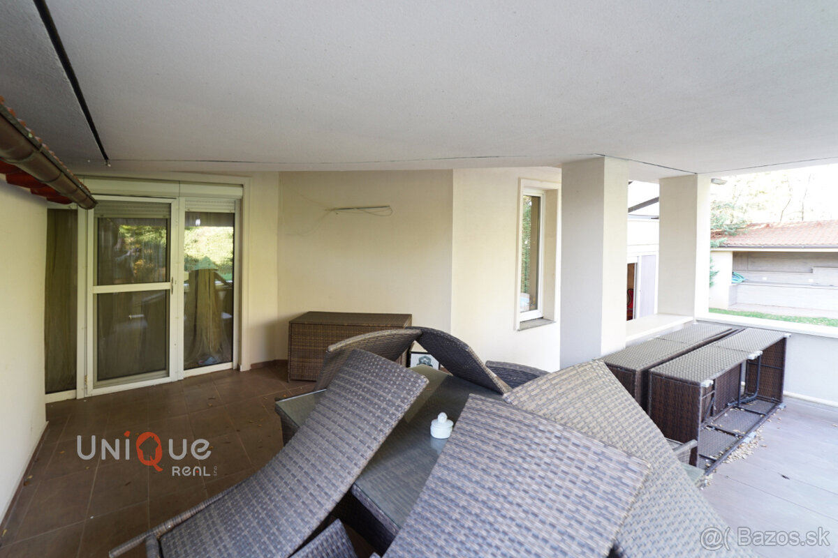 Na predaj kompletne zariadený rodinný dom s bazénom - 15