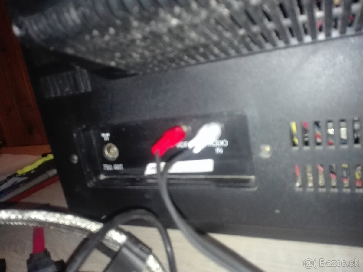 VHS videoprehrávač AIWA+TV farebné, 14“. - 15