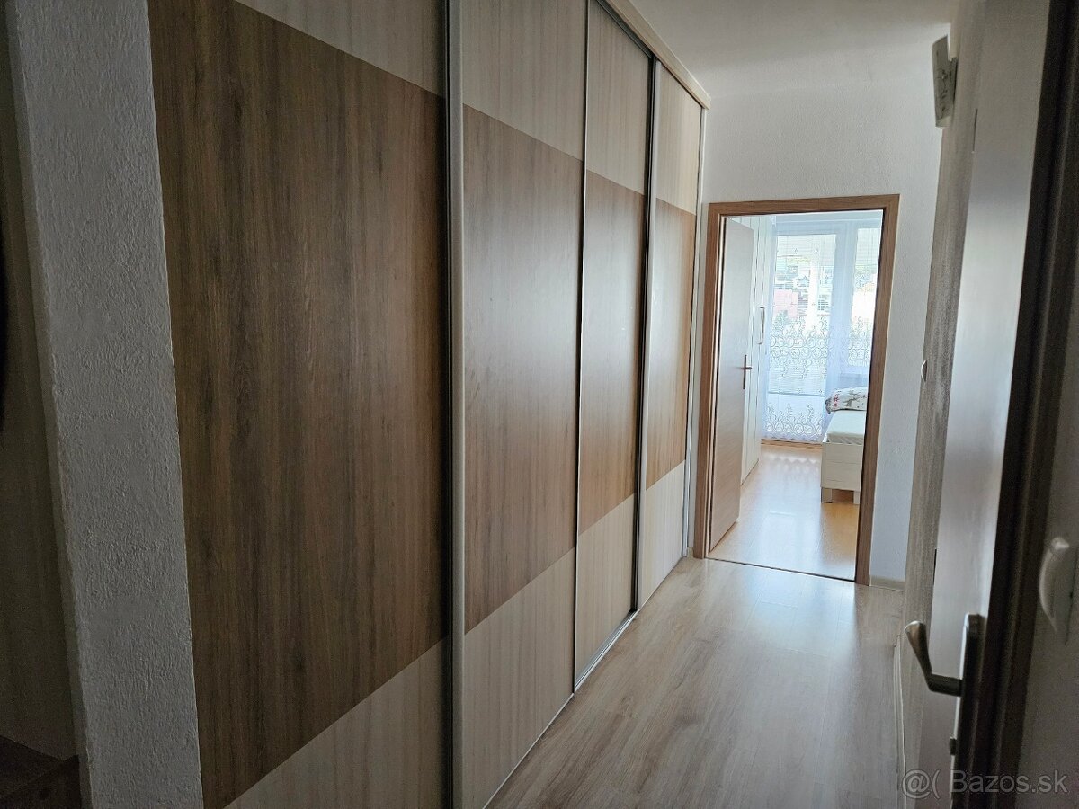 Predám slnečný priestranný 3-izbový byt v Novej Bani (74 m²) - 15