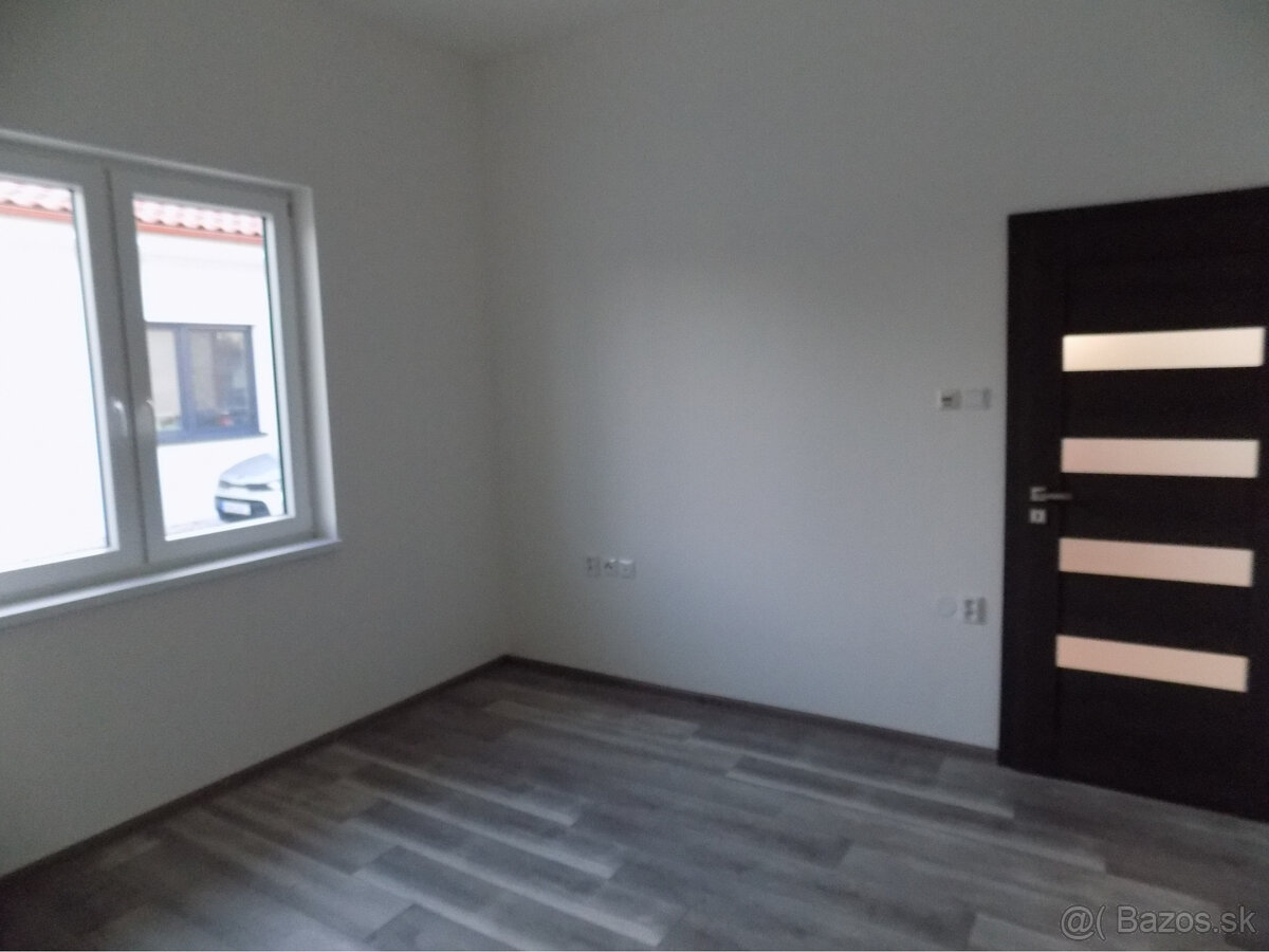 Novostavba domu v Kolárove s kuchynskou linkou + solárne pan - 15