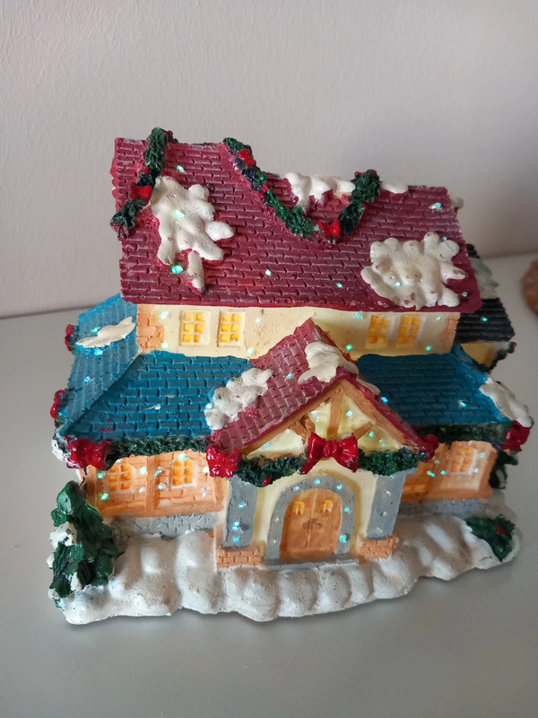 Starý svietiaci led domček po rodičoch 16x13x12 cm - 15