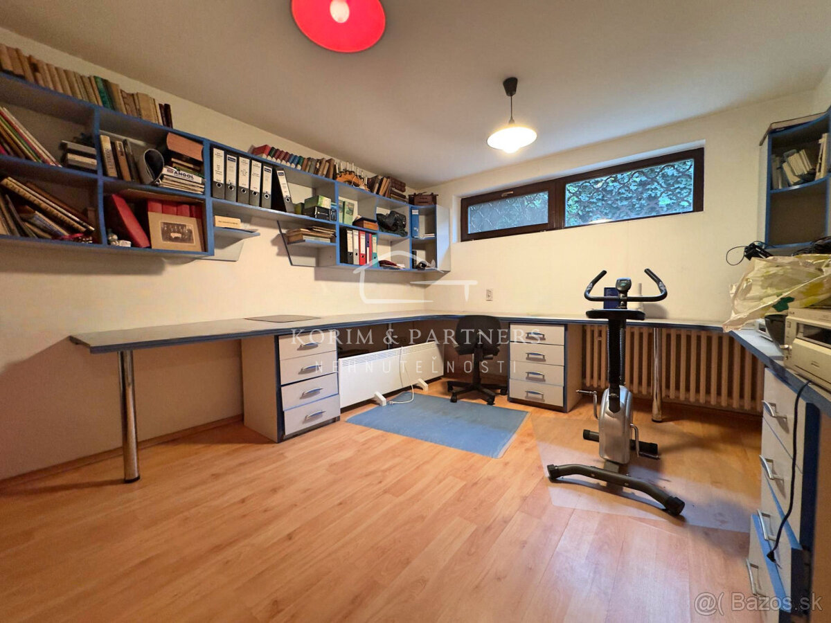 Atypický, priestranný rodinný dom v tichej časti Komárna - 15