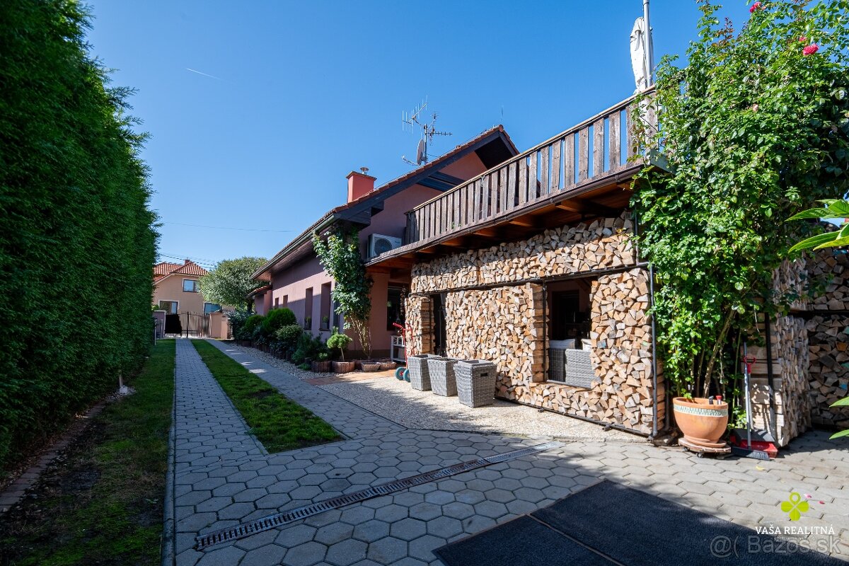 Štýlový a priestranný rodinný dom v slepej ulici s bazénom - 15