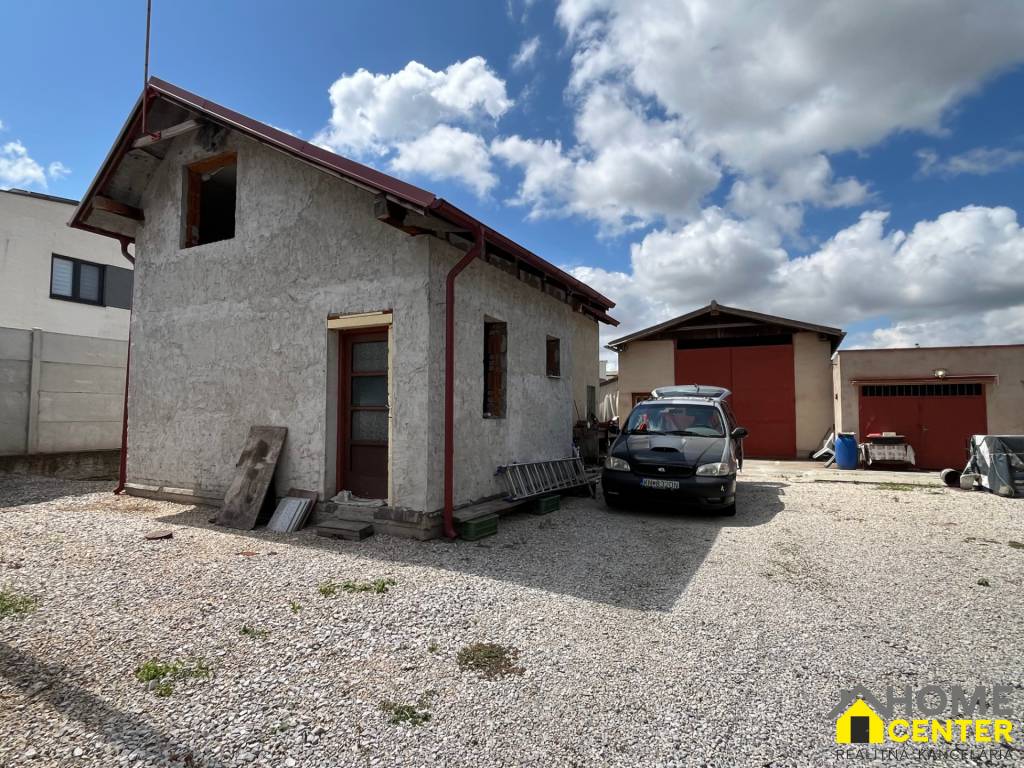 NA PREDAJ Rodinný dom s rozľahlým pozemkom /cca 3000 m²/ v K - 15