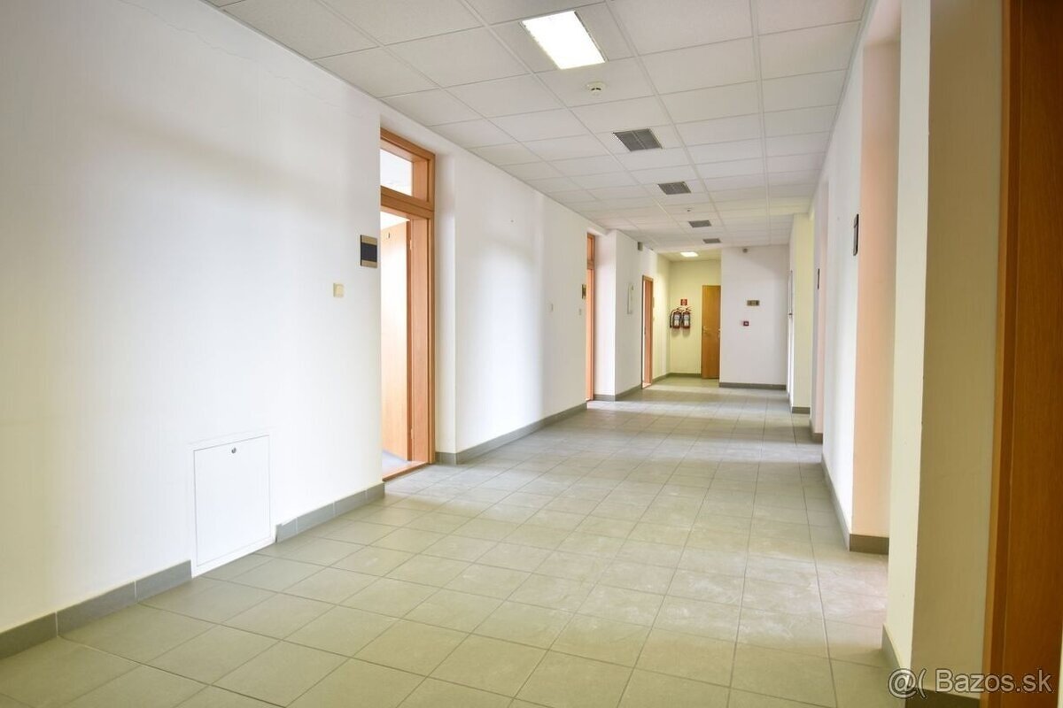 Predaj administratívna budova 1200 m²,s pozemkom na výstavbu - 15
