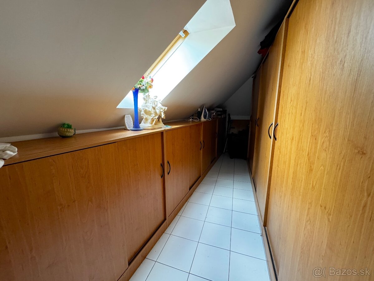 Priestranný rodinný dom s peknou záhradou a dvoj garážou - 15