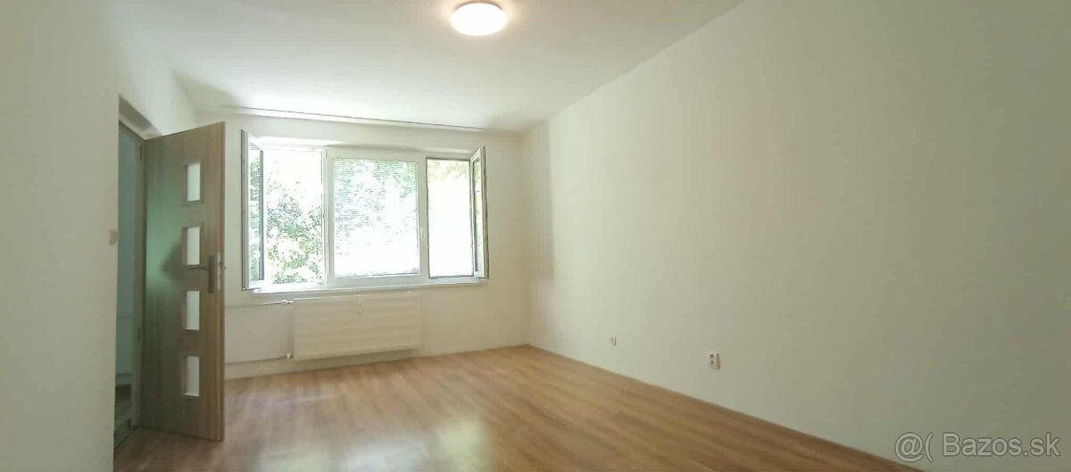 Dvojizbový byt s loggiou v zelenej časti Poltára - 15