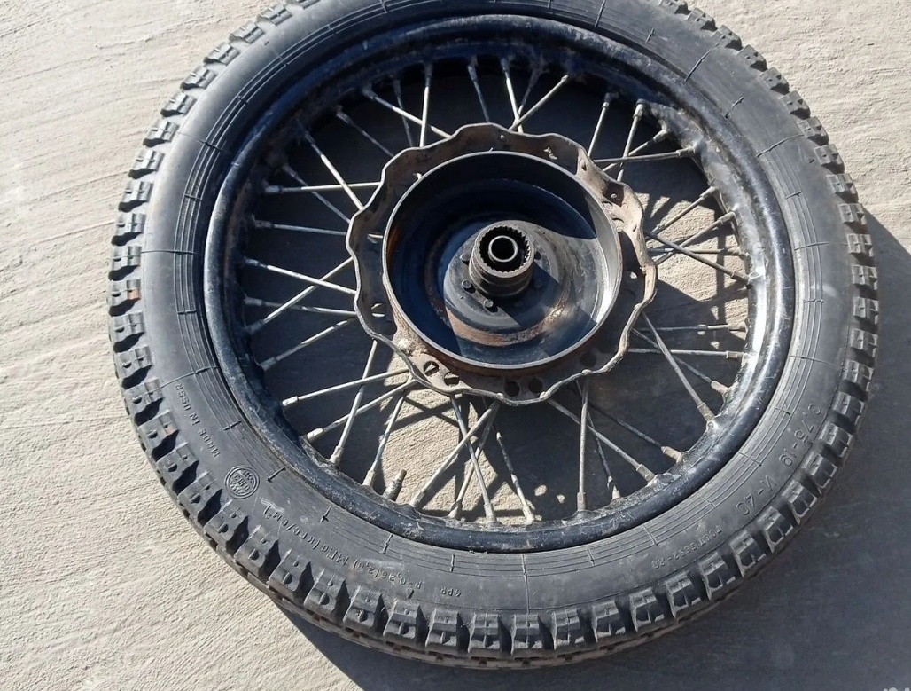 Špice kolo dráty pneu i-40 3.75-19 střed kola Ural Dněpr M72 - 15