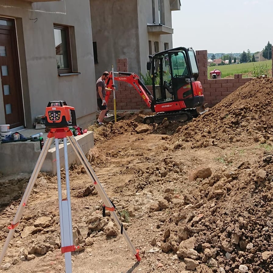 Zemné práce mini bagrom okolie NR - 15