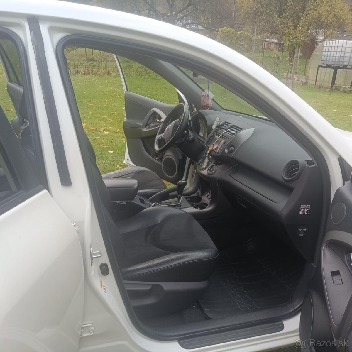 Predám Toyota RAV4 2,0 benzín 116kw 4x4 , biela perleť - 15