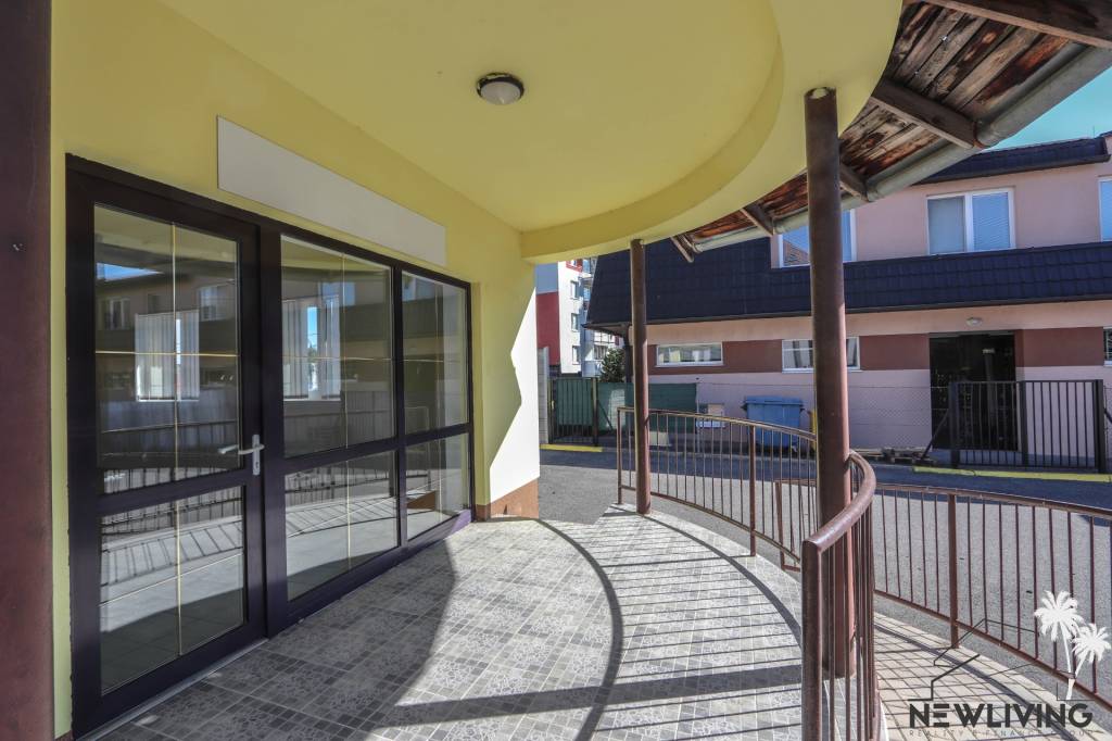 Exkluzívne na predaj polyfunkčná budova vo Vrbovom - 15