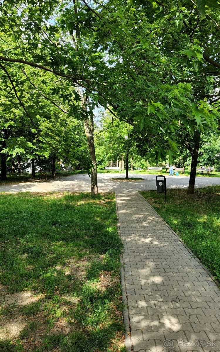 Priestranný 4-izbový byt s loggiou a krásnym výhľadom - 15