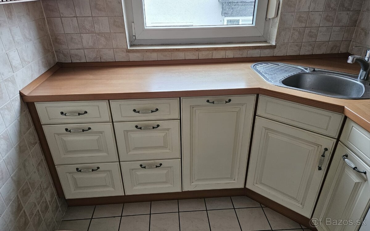 Moderní kuchyňská linka se spotřebiči - 15