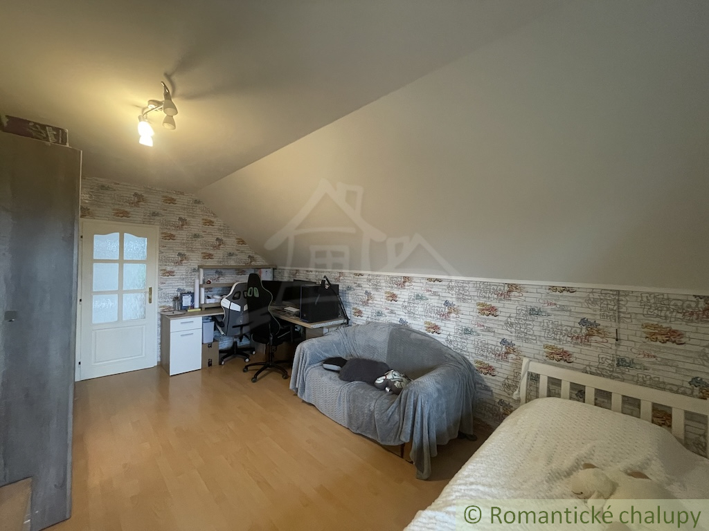 Priestranný trojizbový rodinný dom s garážou v okrajovej č - 15