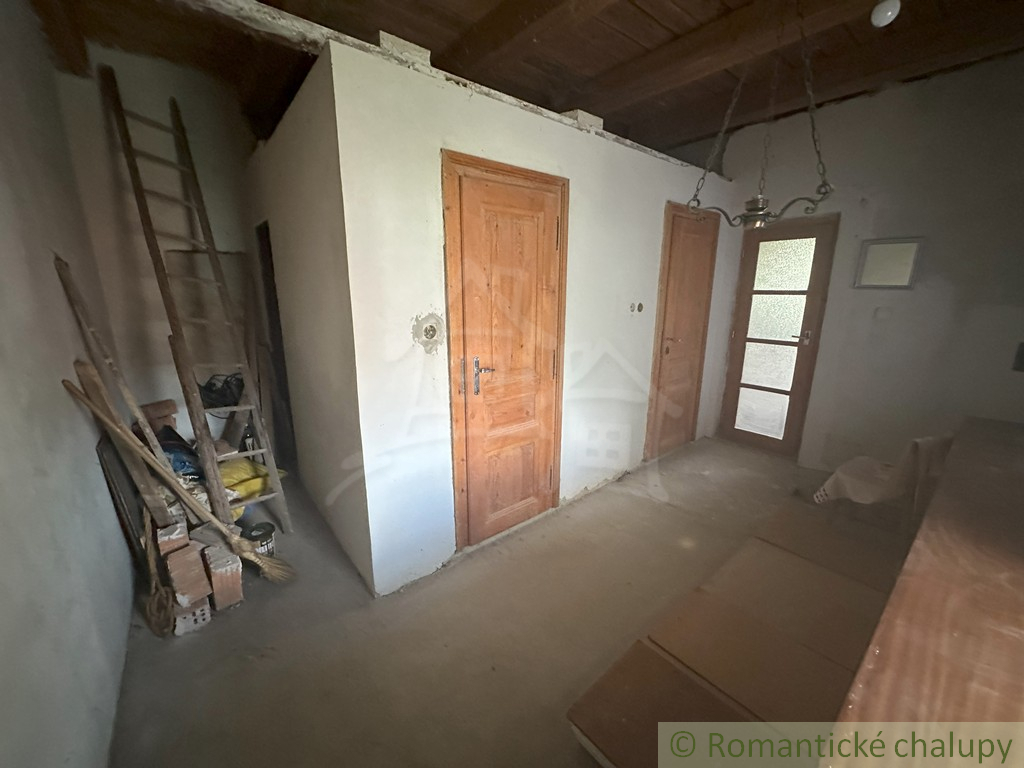200-ročná kamenná chalupa v horách, obec Lipovec - 15