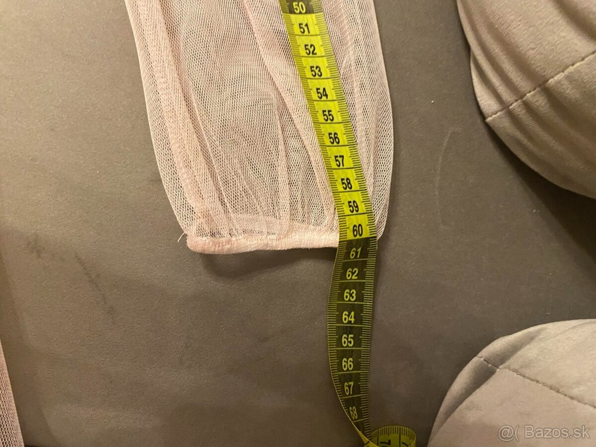 Bledoružové trblietavé spoločenské šaty s opaskom - 15