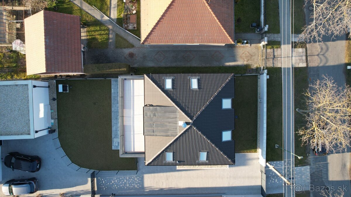 Moderný dvojpodlažný holodom 5i rodinného domu v Jarovciach - 15