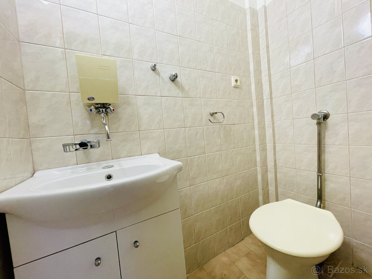 Viacúčelová budova v severnej časti mesta. - 15