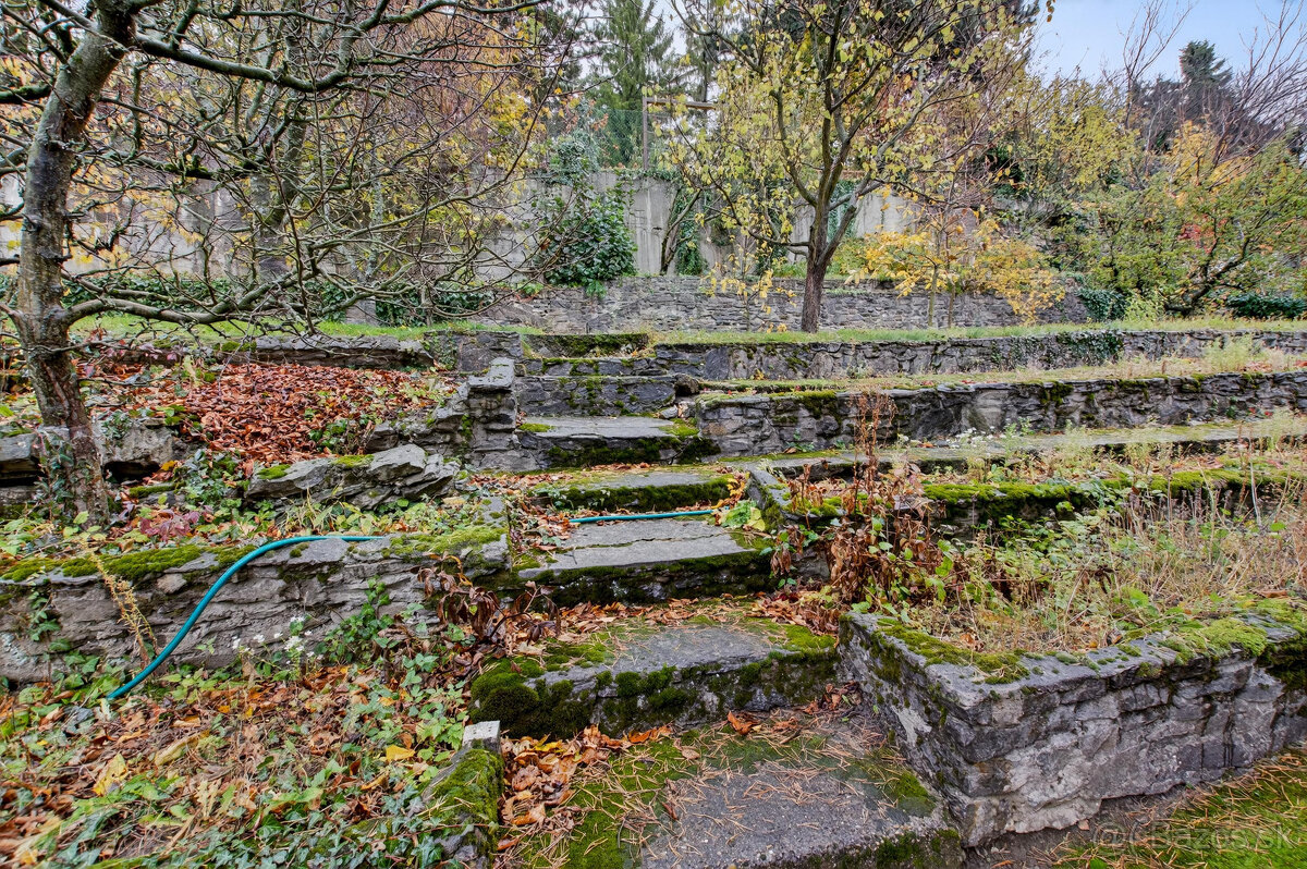 Na predaj - Priestranný 5-izbový rodinný dom s krytým bazén - 15