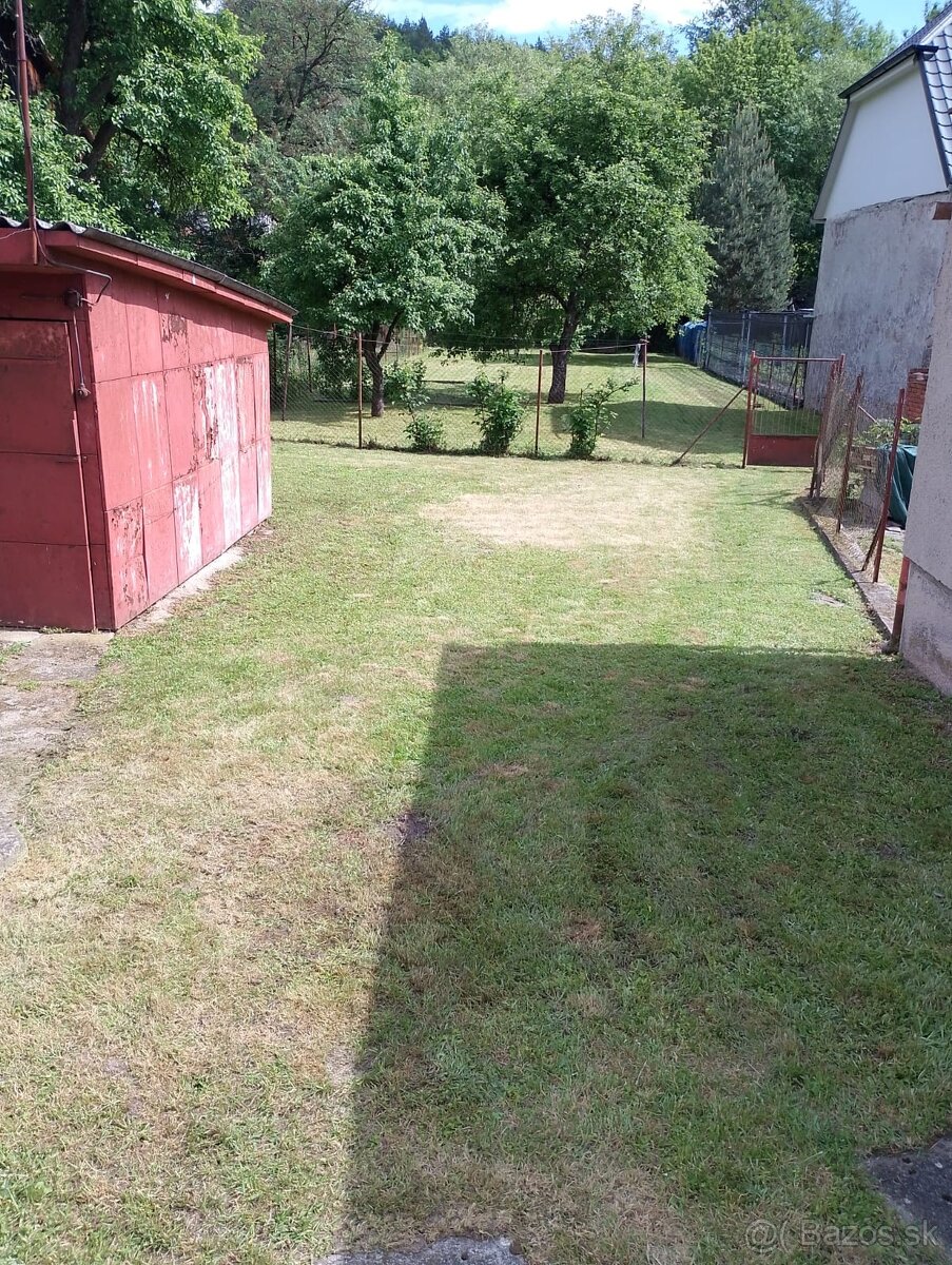 Dom pri minerálnom prameni, s potokom na konci záhrady - 15