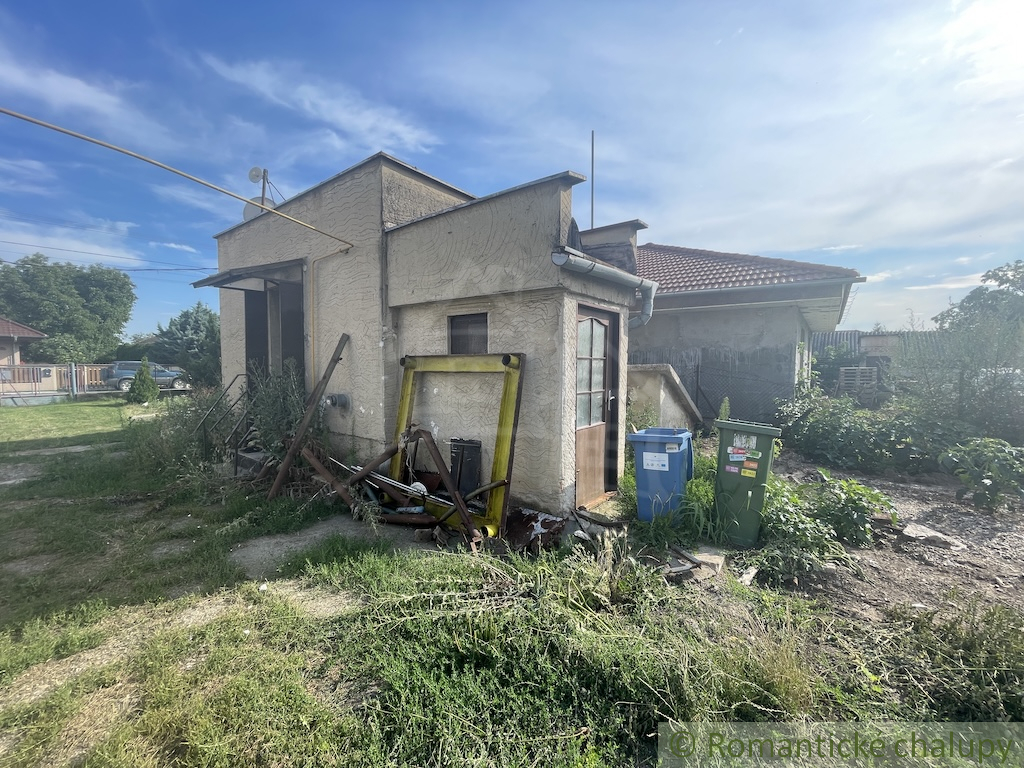 Trojizbový rodinný dom s veľkým pozemkom v Mojmírovciach – - 15