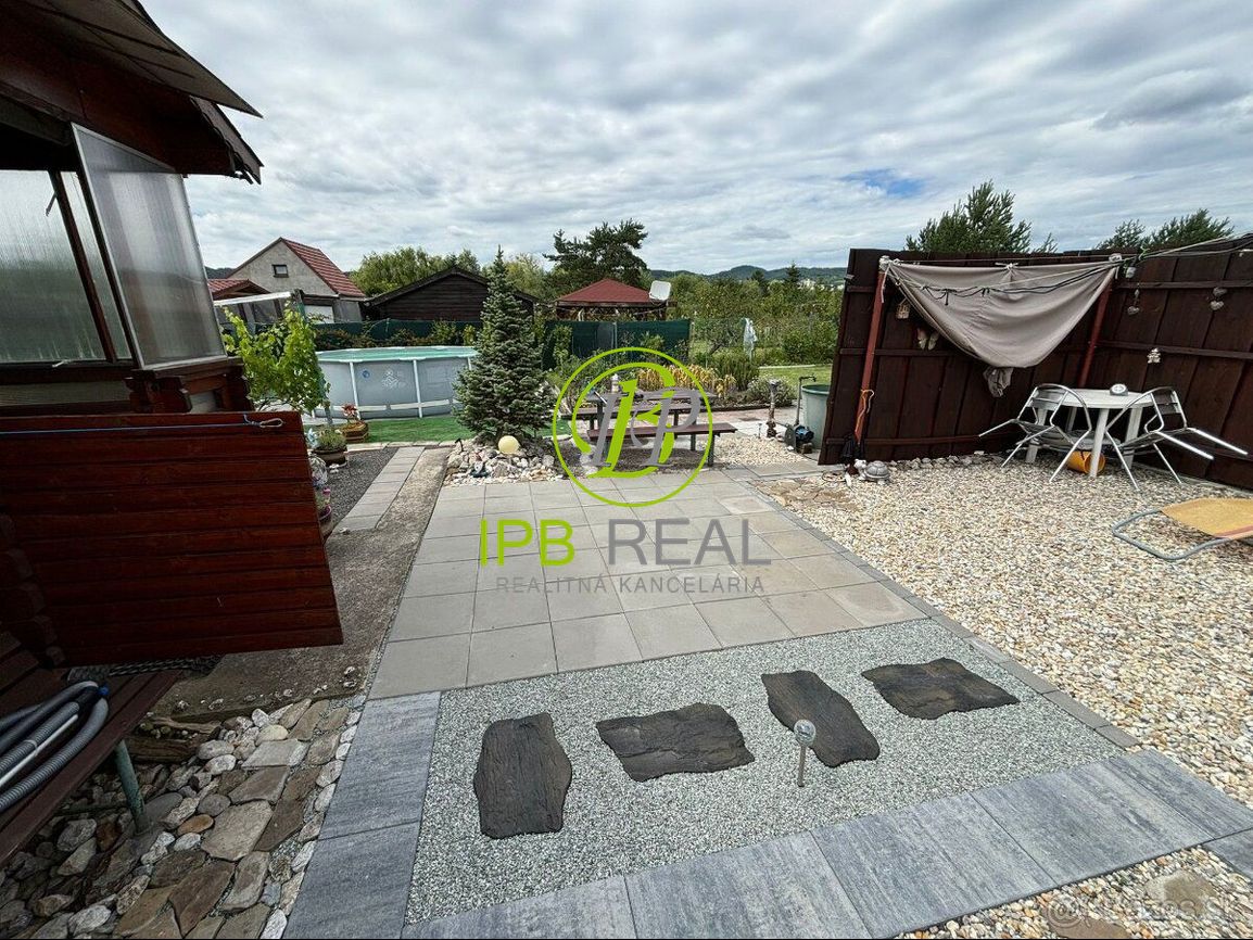 Upravená záhrada s chatou na Žabom majeri - 15