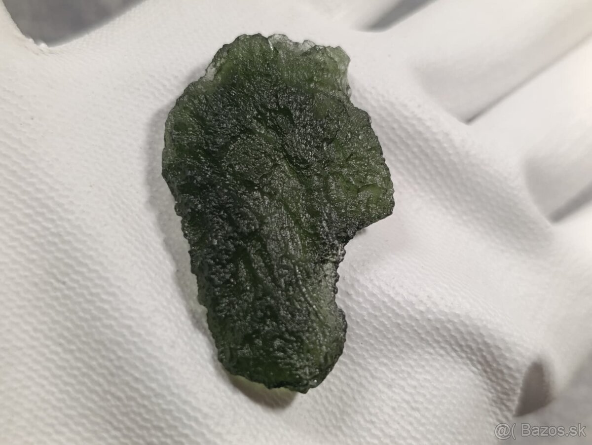 Krásný velký Vltavin z Chlumu, 14,36 gramu, ve stojánku - 15