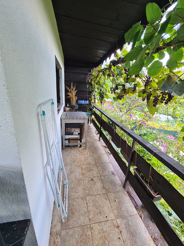 Záhrada s murovanou chatou s nádherným výhľadom - 15