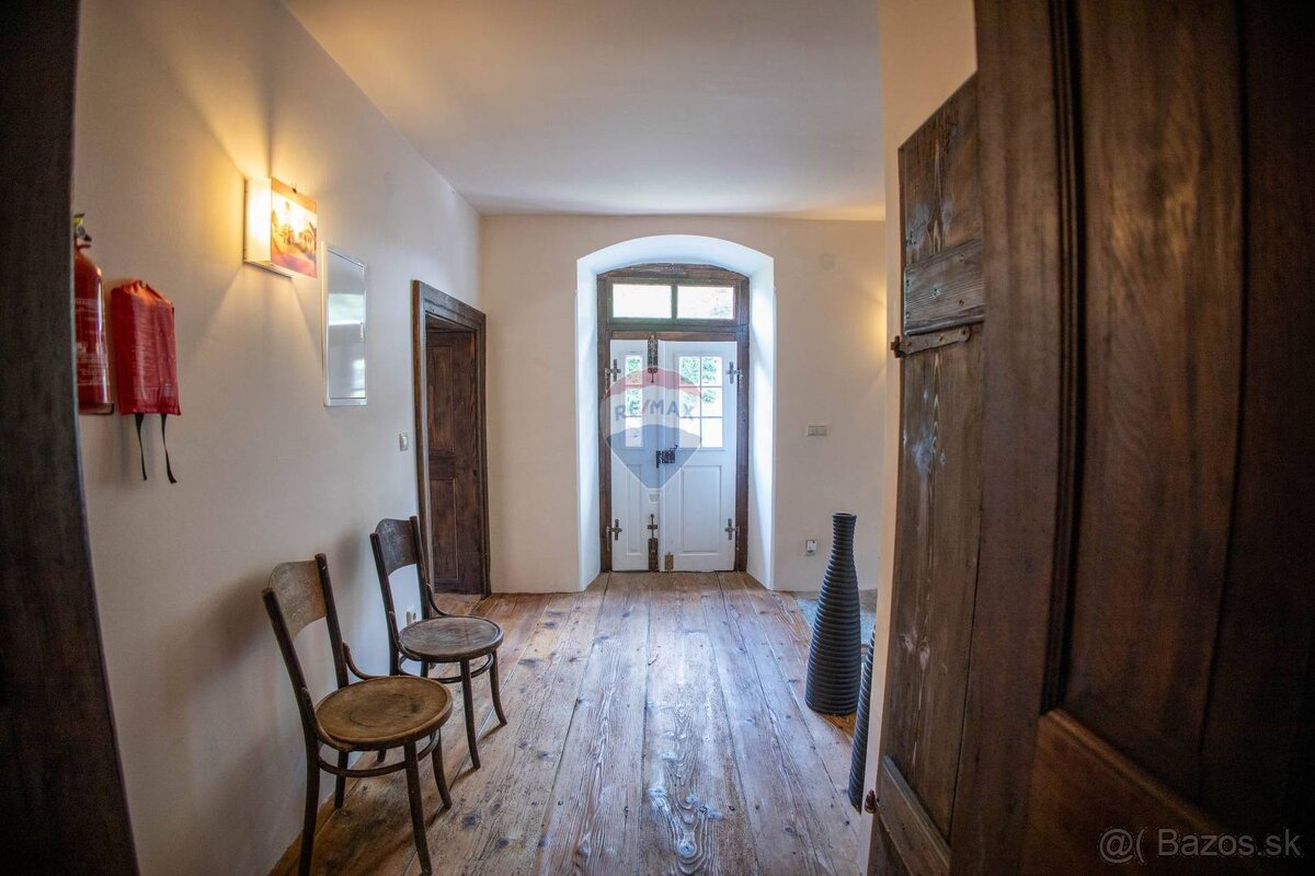 Krásne zrekonštruovaný historický dom v obci Vyhne - 15