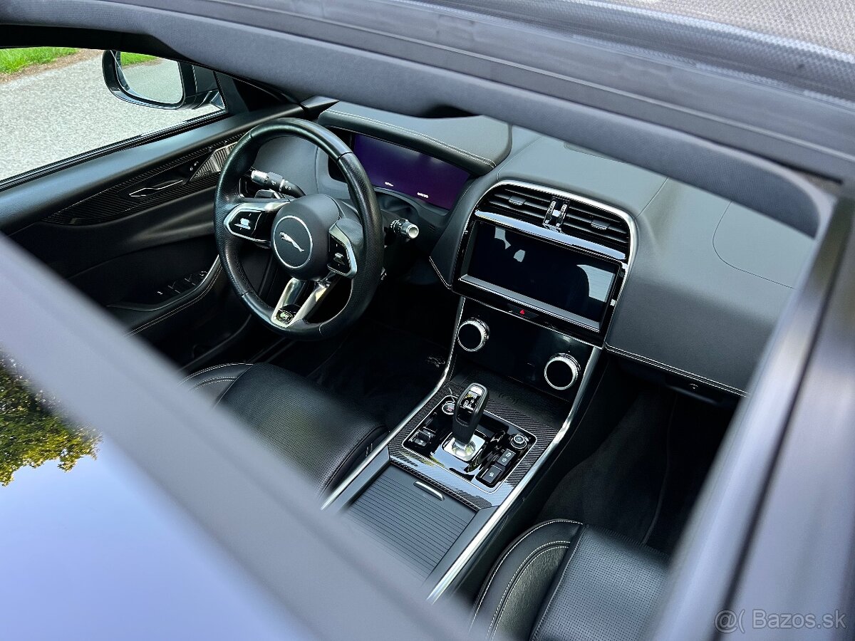 Jaguar XE 2.0D I4 R-Dynamic HSE AT - 15