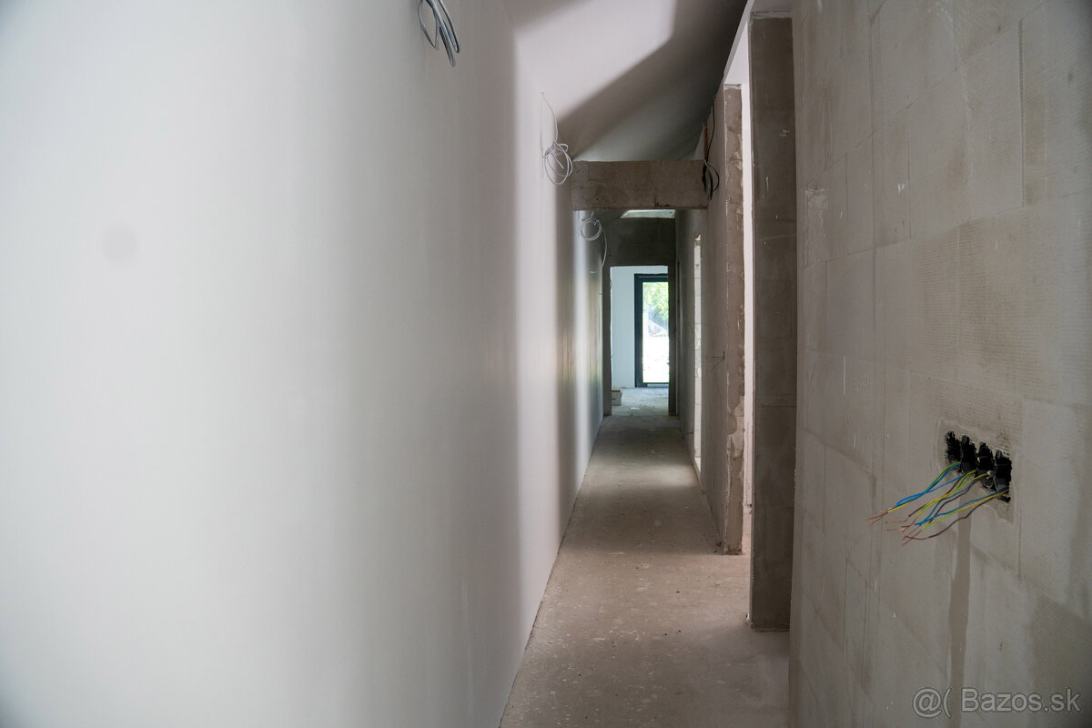 Rodinný dom s moderným vidieckym dizajnom - 15