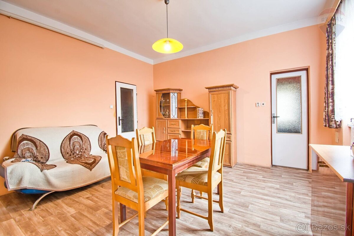 Na predaj priestranný vidiecky rodinný dom v obci Baka, poze - 15