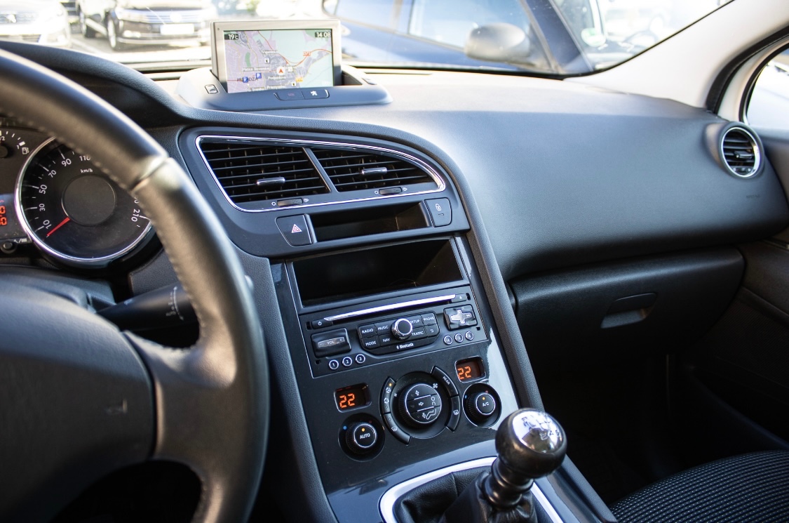 Peugeot 5008 2.0 HDi 110 kW – panoramatická strecha - 15