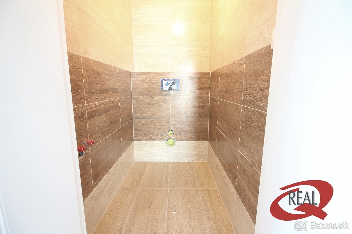 SKOLAUDOVANÝ RODINNÝ DOM, TEHLOVÁ STAVBA, IHNEĎ VOĽNÝ - 15