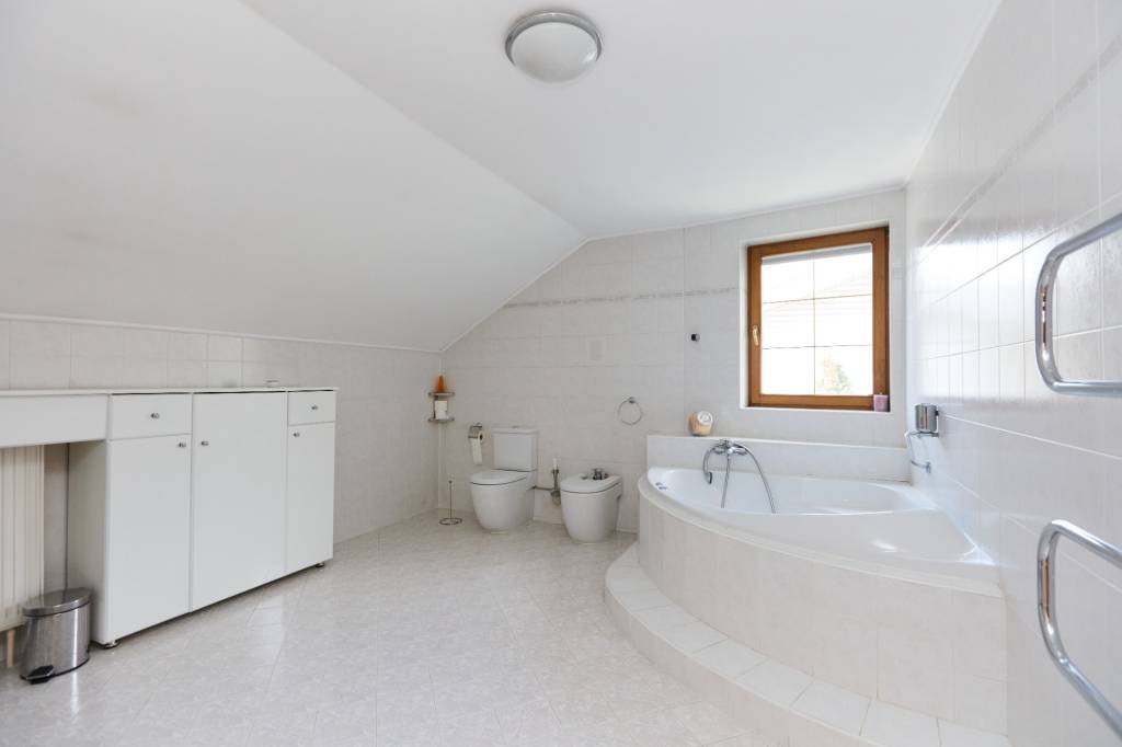 NA PREDAJ -MESTSKÁ 2- GENERAČNÁ VILA -TOPASOVÁ UL. - 15