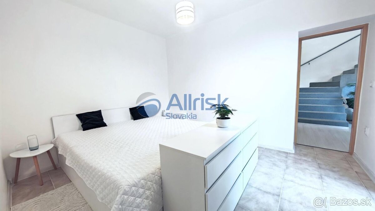 REZERVOVANÉ Rodinný dom s bazénom, letnou kuchyňou a vôňou d - 15