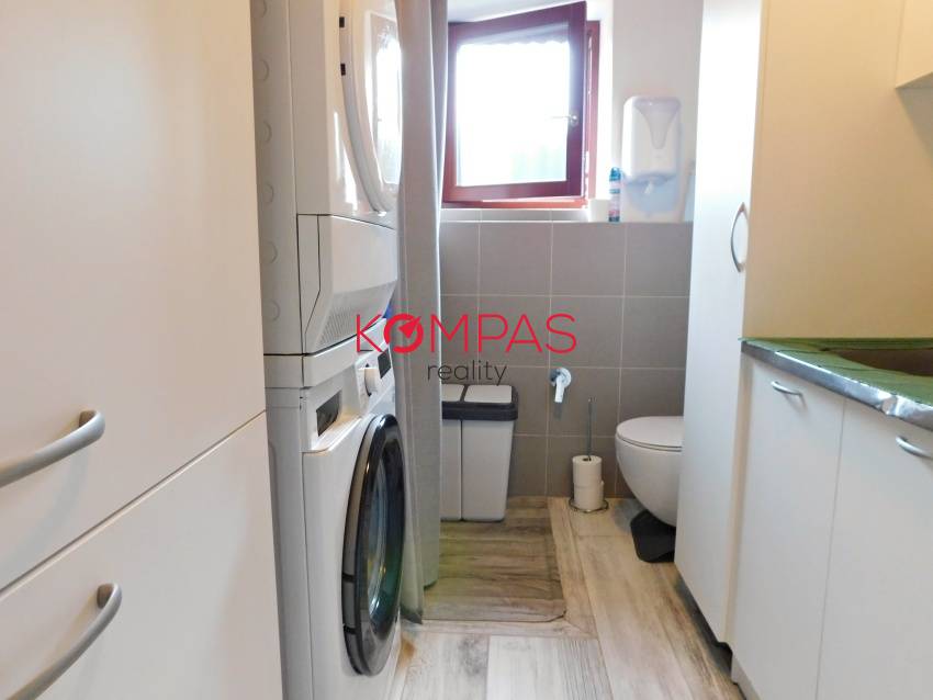 KRÁSNY RODINNÝ DOM SO ZÁHRADOU A DREVENÝM ALTÁNKOM V OBCI LU - 15