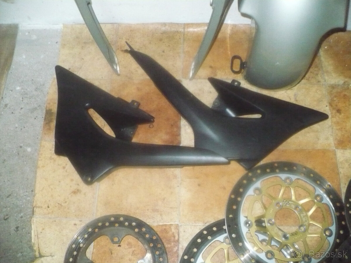 Kawasaki ZR 7/ 750 F r. 99 -díly - 15