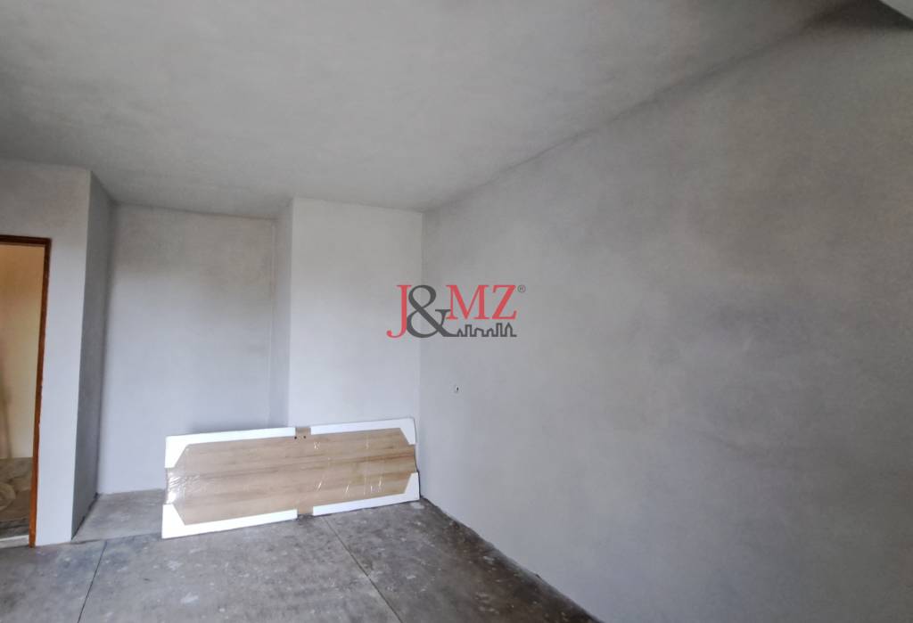 Stavba 122 m2 a drevená chata, pozemok 2.600 m2, Levice (SM- - 15