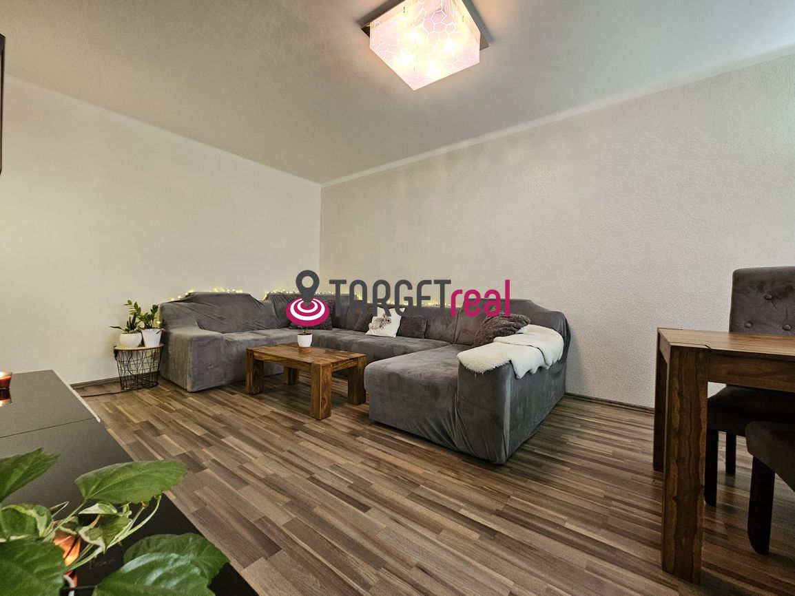 Na predaj veľký kompletne zariadený 3-izbový byt v centre Pi - 15