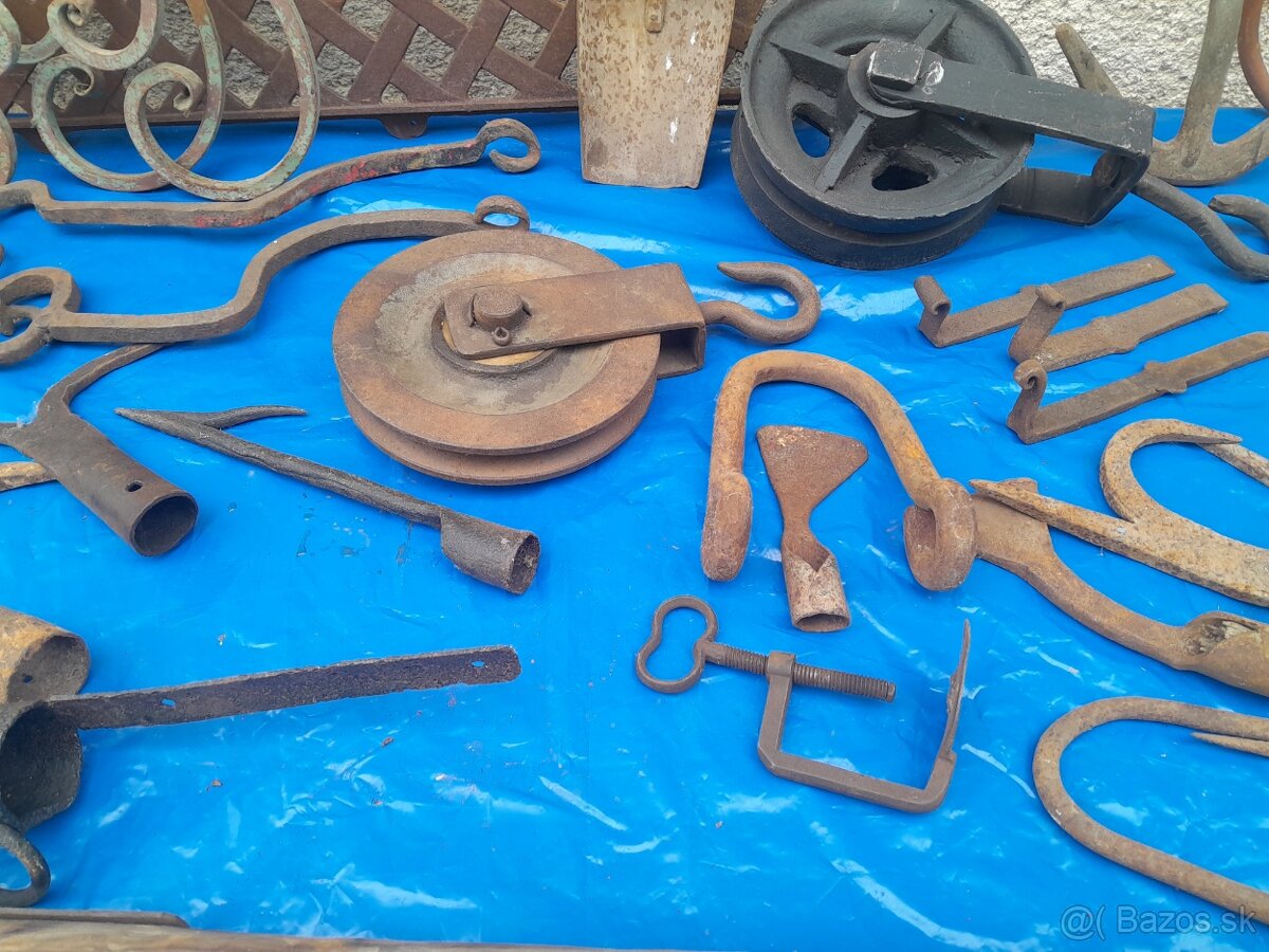 Staré historické ,rustikálne, kované náradie a pomôcky. - 15