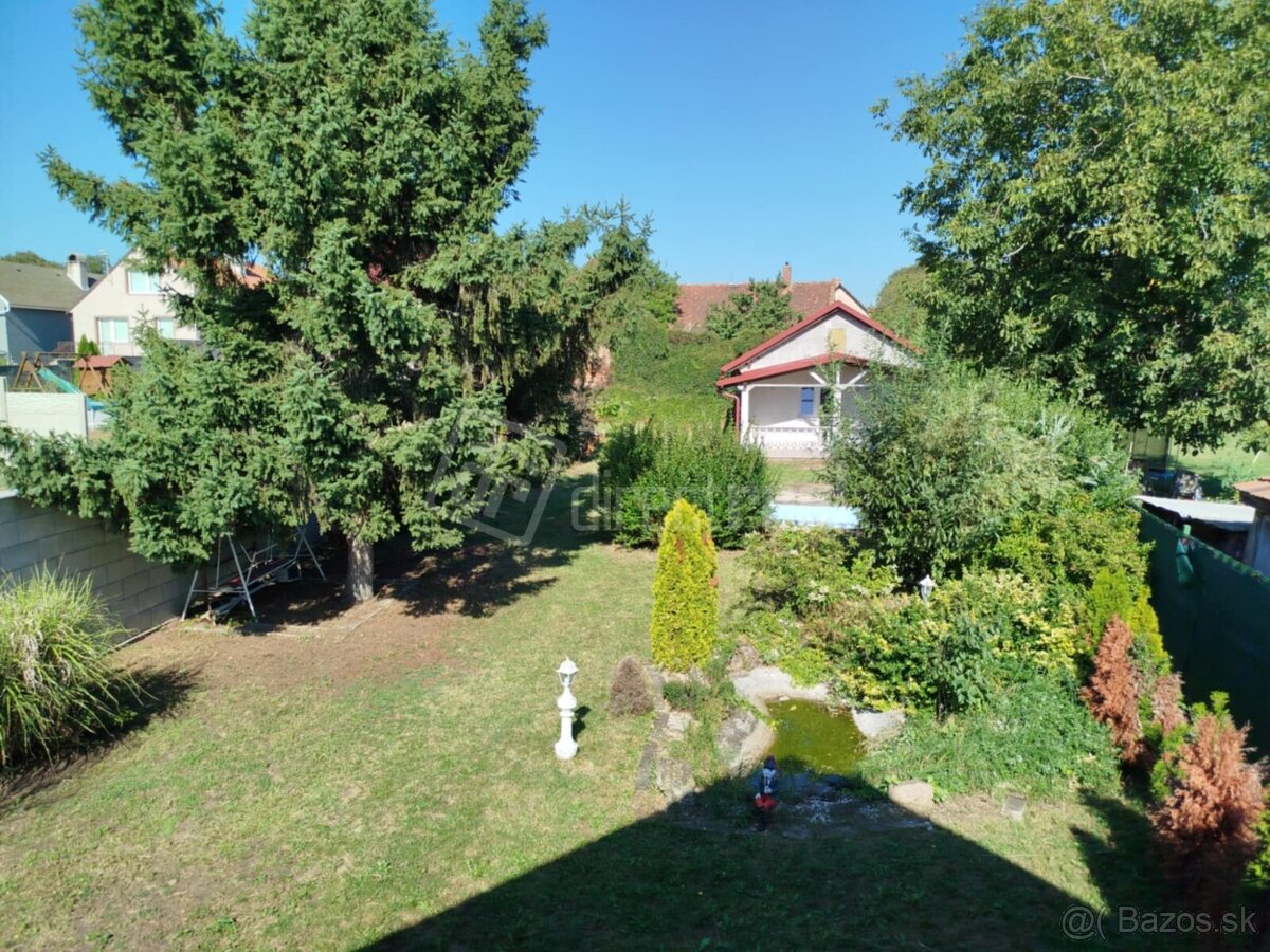 Pekný dom na slnečnom pozemku s bazénom a jazierkom - 15