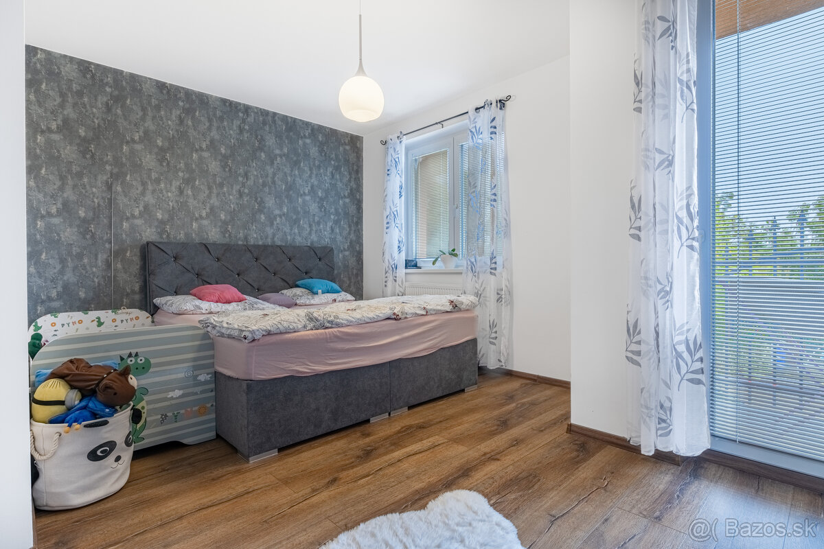 Na predaj 5 izbový poschodový rodinný dom s 2 garážou v Duna - 15