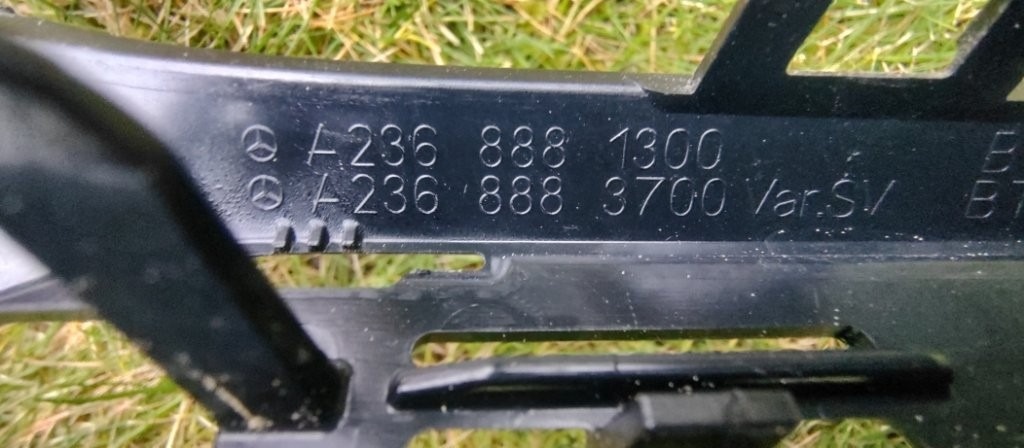 Mercedes W236 C253 W253 - podblatnik maska lem - 15