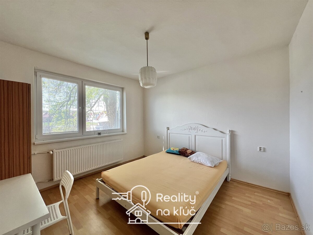 Na predaj dvojgeneračný poschodový rodinný dom - Komjatice - 15