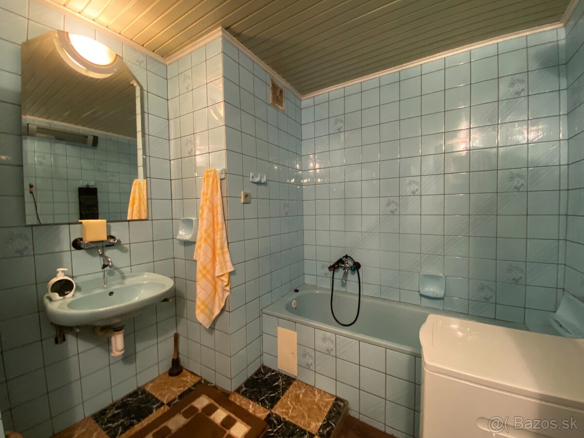 Trojizbový rodinný dom v širšom centre mesta Lučenec - 15