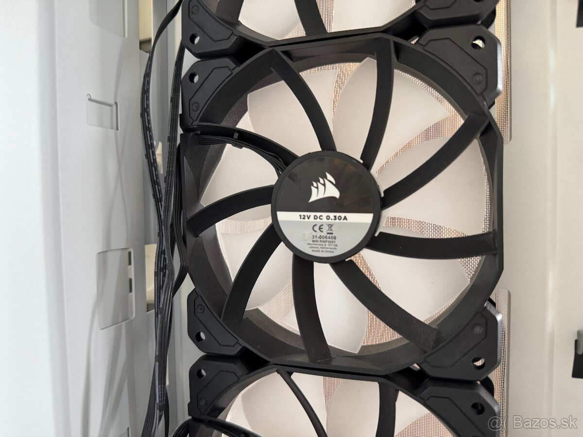 Predám PC skrinku Corsair iCUE 4000X RGB Biela - 15